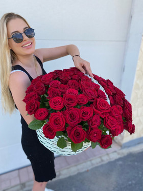 Купить с доставкой. Корзина 101 роза