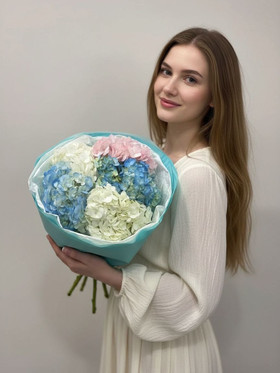 Купить с доставкой. Моно букет из гортензий
