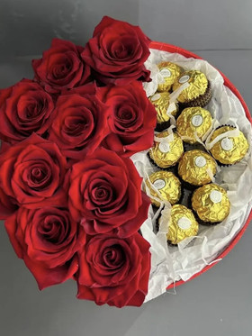 Купить с доставкой. Бокс с красными розами и конфетами Ferrero Rosher