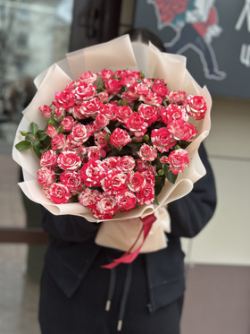 Купить с доставкой. Букет из 11 кустовых роз