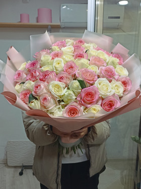 Купить с доставкой. Букет из 51 розы