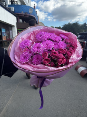 Букет с кустовой пионовидной розой