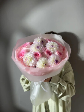 Купить с доставкой. Букет с нежными георгинами и розами