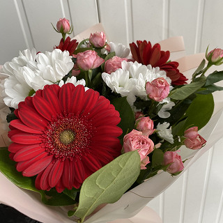 Купить с доставкой. Сборный букет с герберами