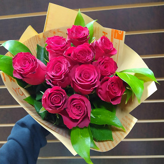 Купить с доставкой. 11 малиновых роз