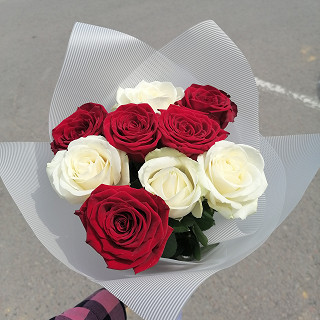 Купить с доставкой. Микс красно-белых роз