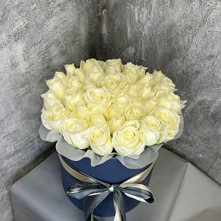 Купить с доставкой. Белые розы в шляпной коробке