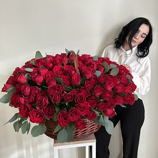 Купить с доставкой. 201 Роза в корзине
