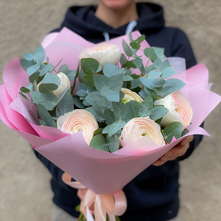 Купить с доставкой. Ранункулюсы с эвкалиптом