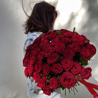 Купить с доставкой. 51 роза Россия 60 см