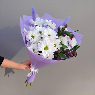 Купить с доставкой. Букет из хризантемы, альстромерии и лагуруса