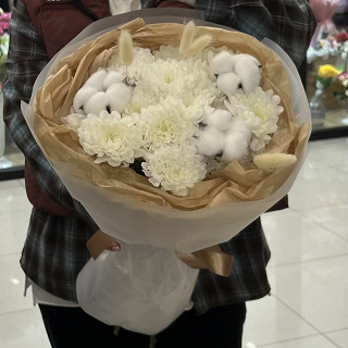 Купить с доставкой. Букет из хризантем и хлопка