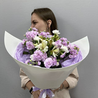 Купить с доставкой. Букет с альстромерией, маттиолой и диантусом.