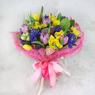 Купить с доставкой. Букет из нарциссов, гиацинтов и тюльпанов в упаковке