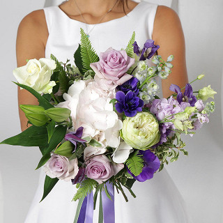 Купить с доставкой. Букет невесты из гортензии, роз, клематиса и дельфиниума