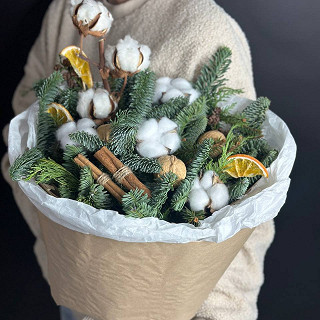 Купить с доставкой. Нежный букет с нобилисом и хлопком