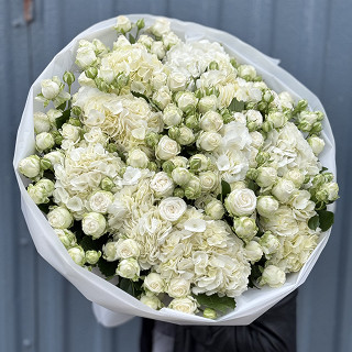 Купить с доставкой. Букет из гортензии и белых кустовых роз