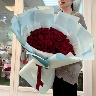 Купить с доставкой. 51 Роза в голубой упаковке