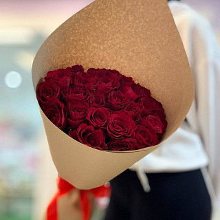 Купить с доставкой. Букет 25 роз в крафте
