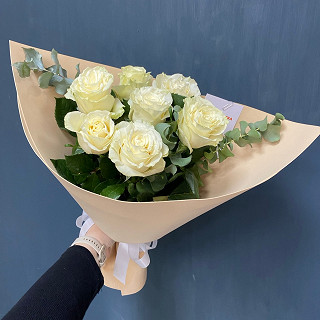 Купить с доставкой. Букет из роз с эвкалиптом