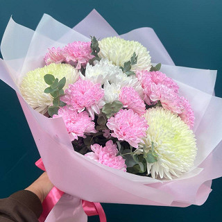 Купить с доставкой. Букет из одноголовых и кустовых хризантем