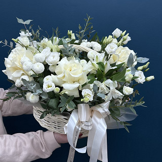 Купить с доставкой. Корзина с французскими розами "Волшебство"