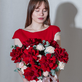 Купить с доставкой. Композиция из французских роз, диантусов и эвкалипта