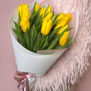 Купить с доставкой. Букет из 15 желтых тюльпанов