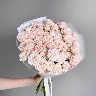 Купить с доставкой. Букет из 11 пионовидных кустовых роз