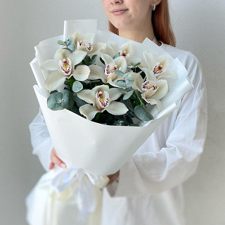 Купить с доставкой. Букет с 7 белыми орхидеями с эвкалиптом