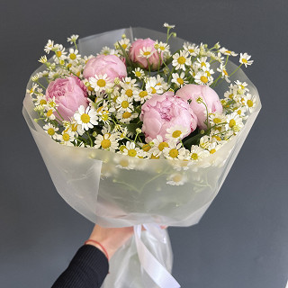 Купить с доставкой. Букет из пионов и ромашки