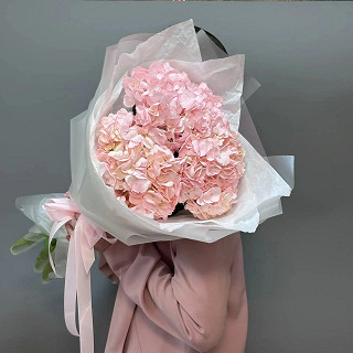 Купить с доставкой. Букет "Розовое облачко" с гортензией