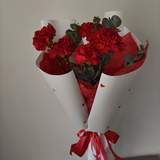 Купить с доставкой. Букет из 5 гвоздик с эвкалиптом