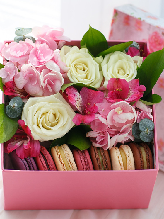 Коробка с пирожными Macaron и гортензией