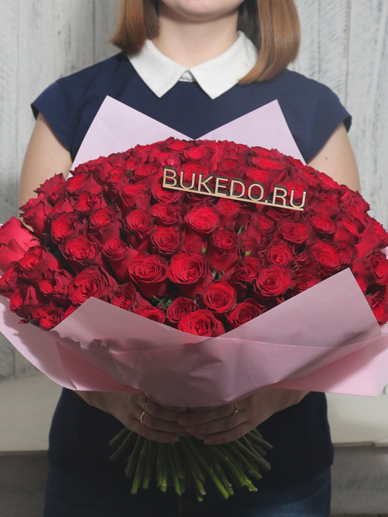 Красные розы Кения, 40 см в розовой матовой плёнке