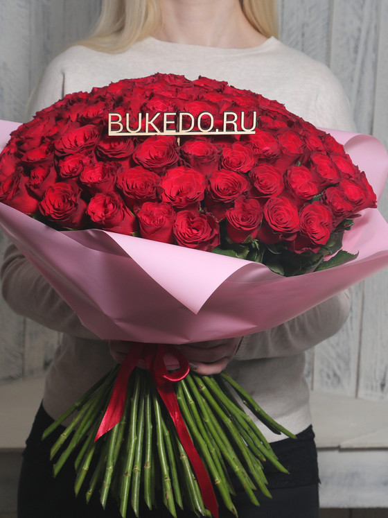 Красные розы Кения, 50 см в розовой матовой плёнке
