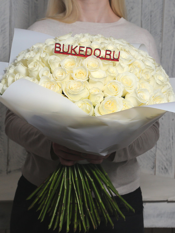Белые розы Кения, 50 см в белой матовой плёнке