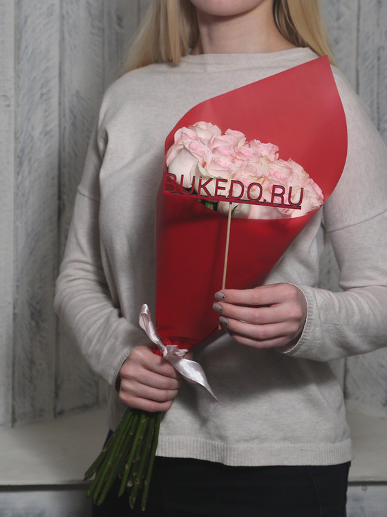 Нежно-розовые розы Кения, 50 см в красной матовой плёнке