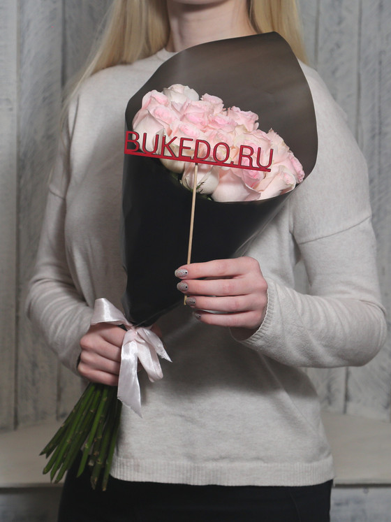 Нежно-розовые розы Кения, 50 см в чёрной матовой плёнке