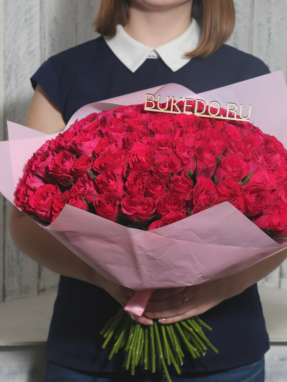 Ярко-розовые розы Кения, 40 см в розовой матовой плёнке
