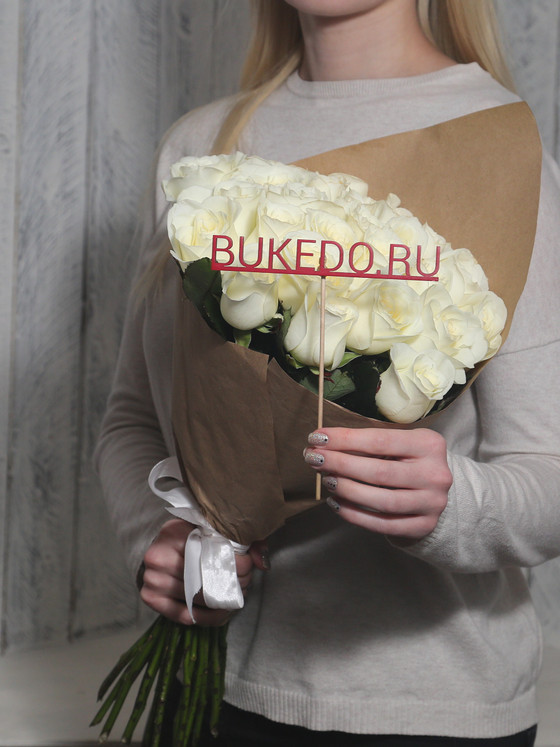 Белые розы Кения, 50 см в крафте однотонном