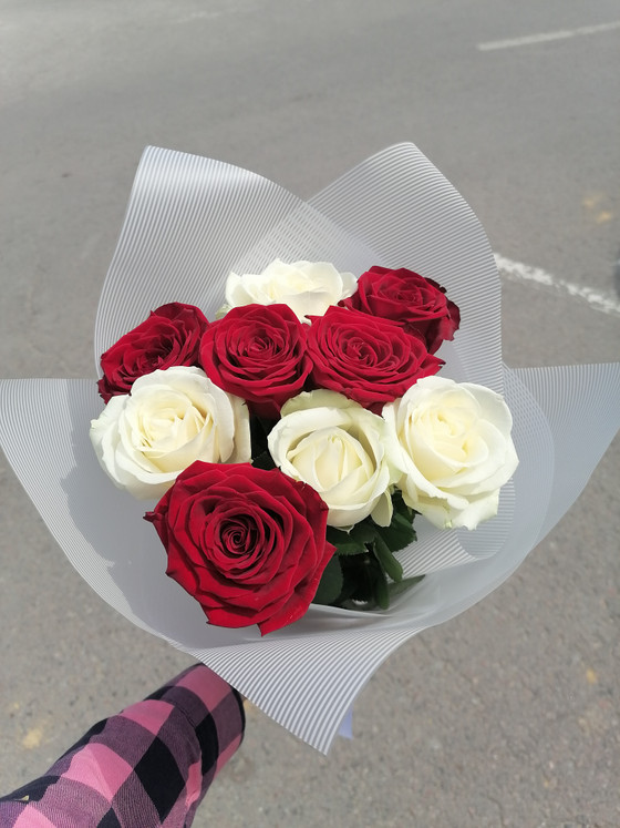 Микс красно-белых роз
