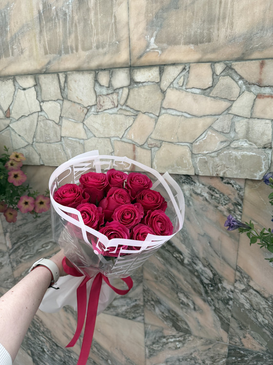 11 розовых роз