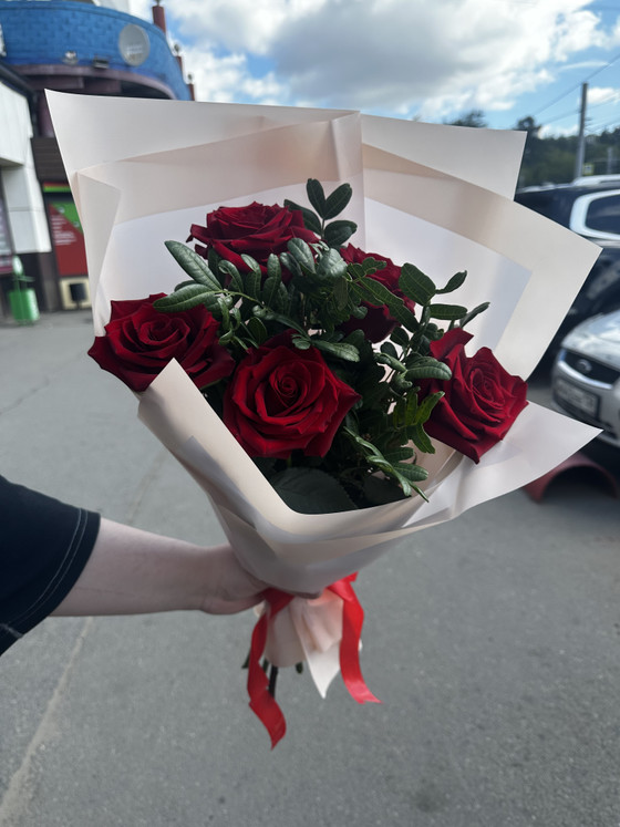 Букет комплимент из 5 красных роз