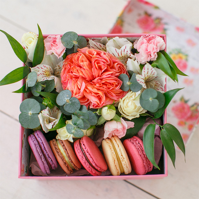 Коробка с пирожными Macaron и пионовидной розой