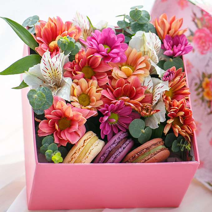 Коробка с пирожными Macaron и хризантемами