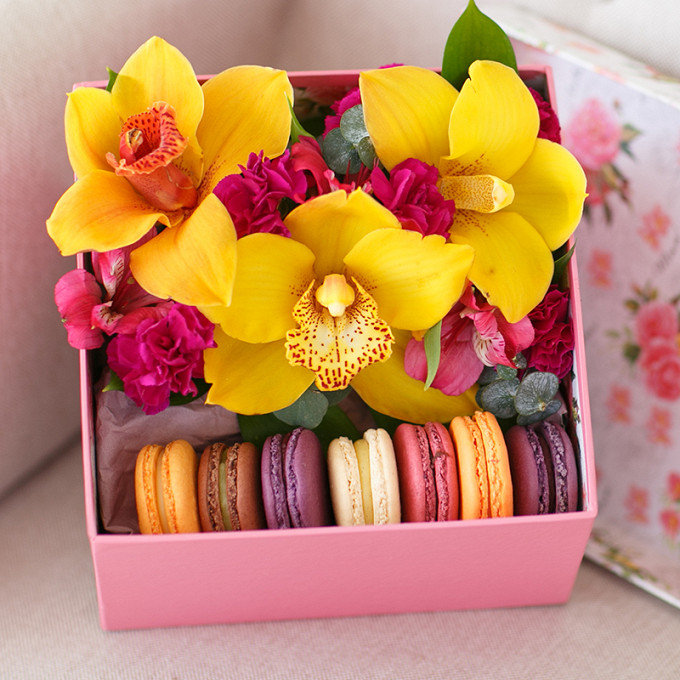 Коробка с пирожными Macaron и тремя орхидеями цимбидиум