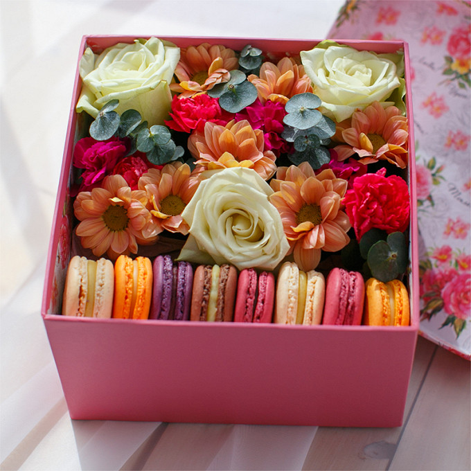 Коробка с пирожными Macaron и цветами