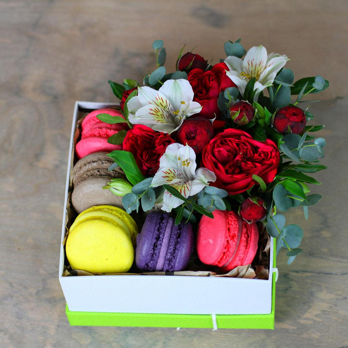 Коробка с пионовидными розами и пирожными Macaron
