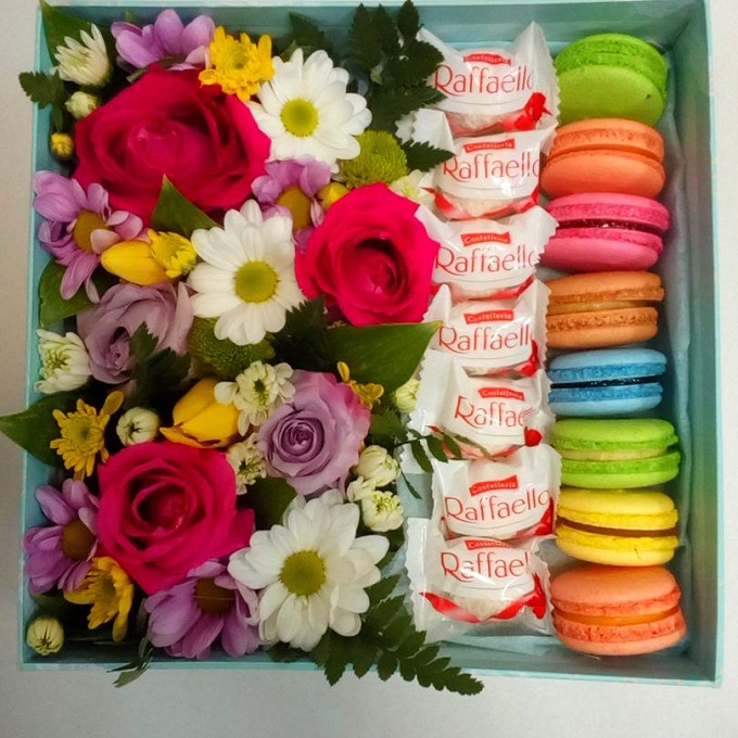 Цветочная коробочка с пирожными Macaron и конфетами